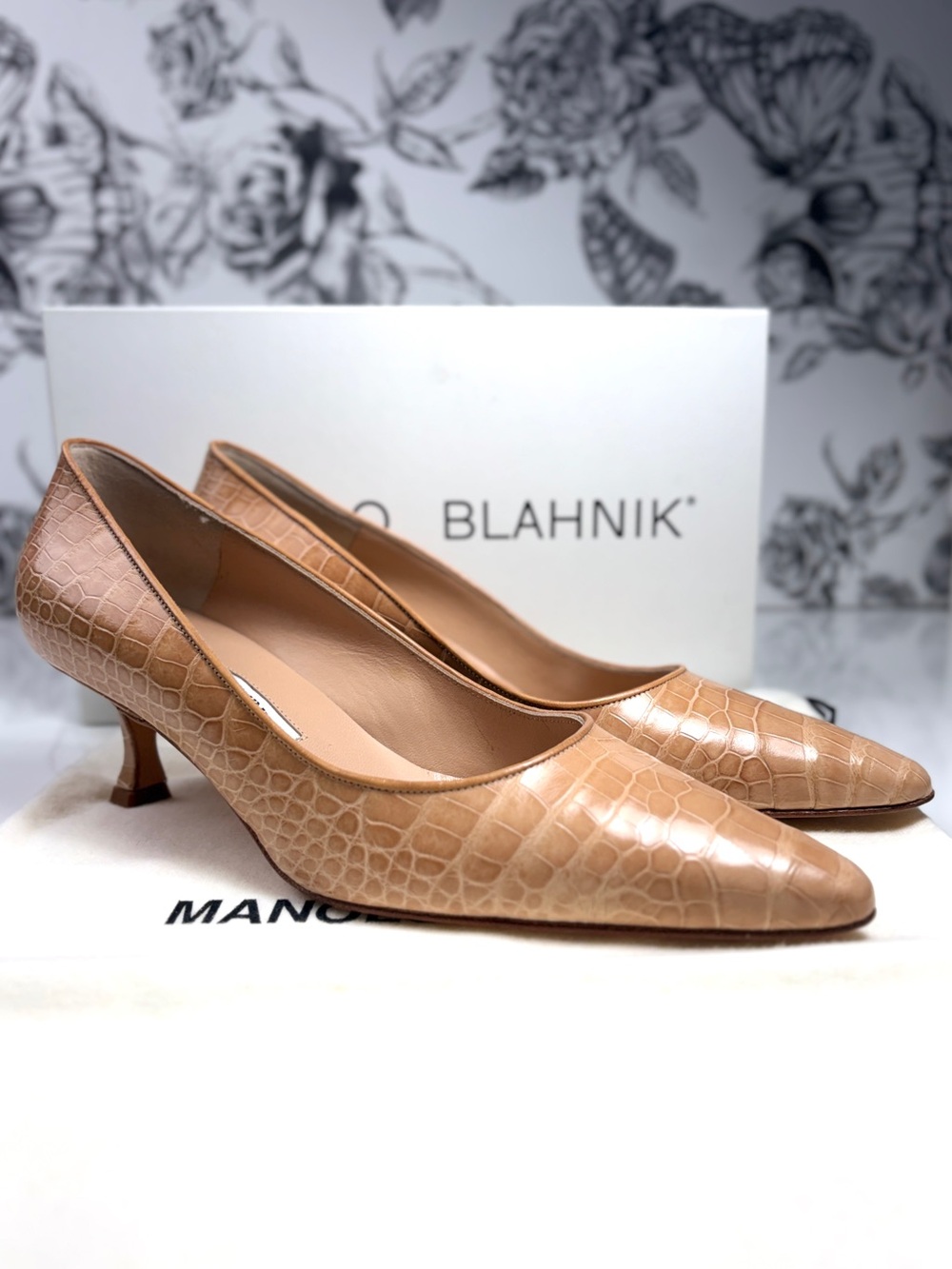 Manolo Blahnik Tan “Mandello” 50mm Leather Embossed Alligator Kitten Heel Sz 7.5 - Picture 3 of 6
